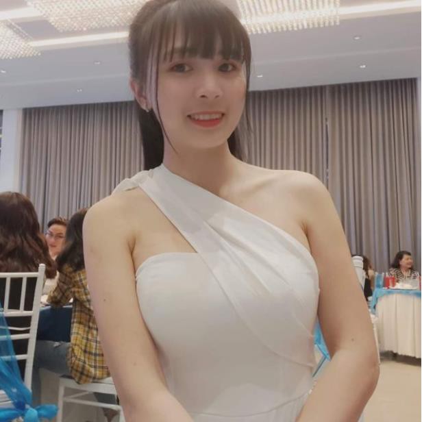 Đầm dự tiệc trắng lệch vai quý phái Hàng thiết kế | BigBuy360 - bigbuy360.vn