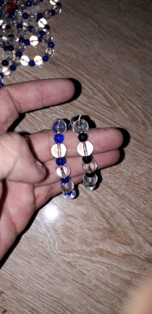 Một dây chuỗi hạt thủy tinh co giãn