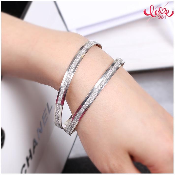 Vòng tay thép titan dáng tròn kiểu dáng thời trang dành cho nữ | BigBuy360 - bigbuy360.vn