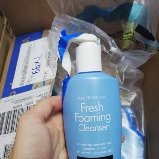 Com bo Sữa rửa mặt Neutrogena
