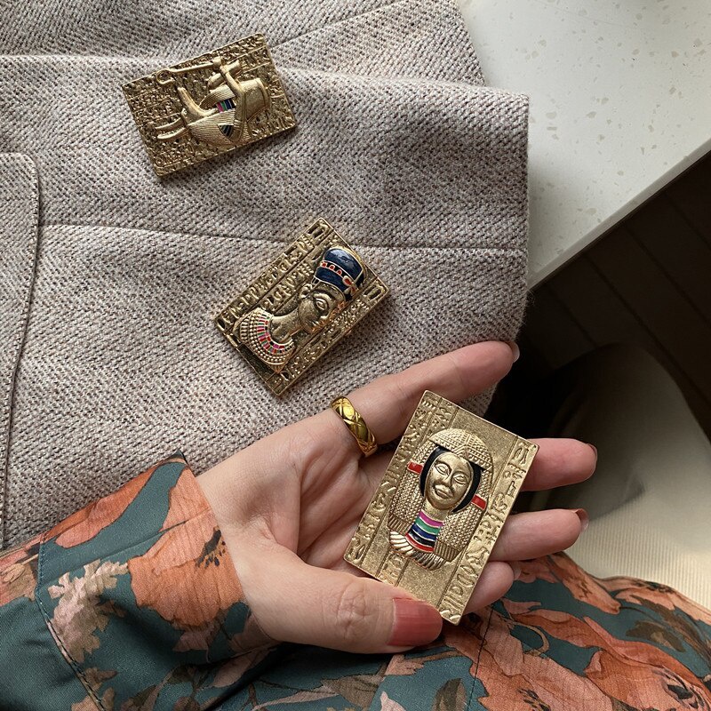 Ghim Cài Áo Hình Vuông Bằng Kim Loại Tráng Men Chạm Nổi Phong Cách Cổ Điển Sáng Tạo Cho Nam Và Nữ