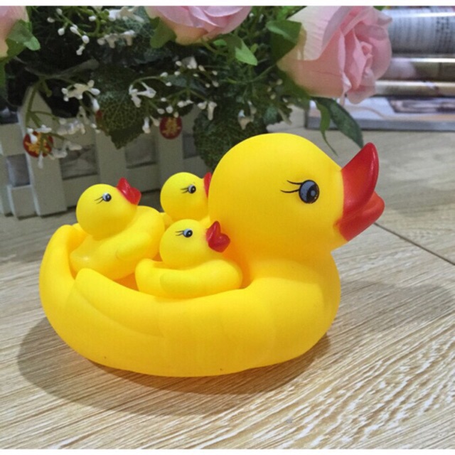 Vịt thả chậu tắm cho bé