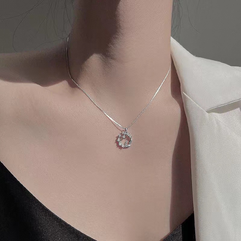 Vòng cổ Bằng Thép Titan Hình Vòng Hoa May Mắn Đính Kim Cương Giả Sang Trọng Thời