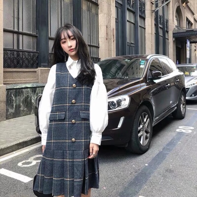 Set váy yếm dạ kẻ suông xếp ly đính cúc và áo sơ mi trắng tay bồng hàng Qc