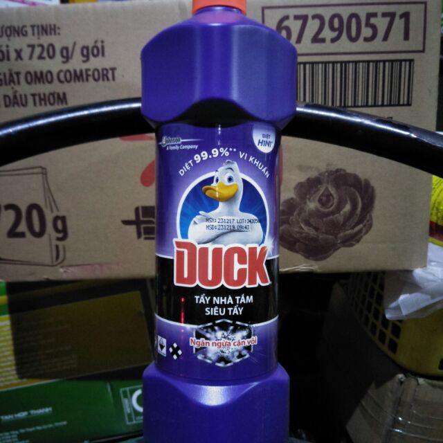 Duck tẩy nhà tắm siêu tẩy 900g giá shop 30k.