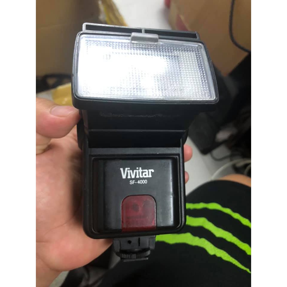 Đèn Flash Vivitar SF-4000, bỏ pin bấm thử nút đỏ thấy vẫn lên, mất cái ngàm tròn nên cơ gập lên xuống hơi lỏng