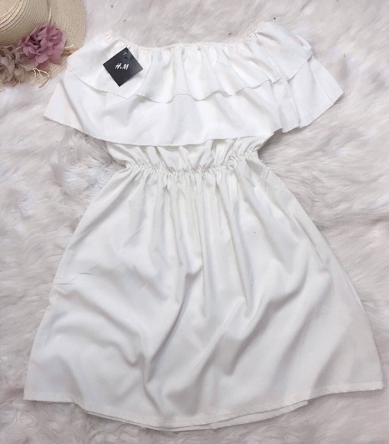 Váy trễ vai trắng