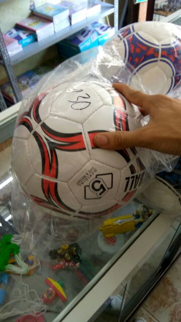 Bóng đá size 5 cho trẻ em, giá 100k