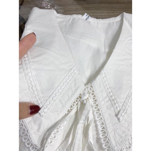 Áo sơmi trắng dáng suông cổ viền ren hạt vạt nhọn