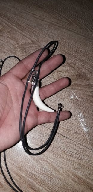 Dây chuyền da Pu mặt nanh rất đẹp