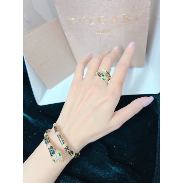 Vòng nhẫn con rắn đen mạ vàng
