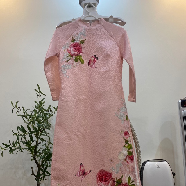 Áo dài ceilio new tag sz s chất gấm mềm thêu hoa mặc cùng quần lụa hồng vô cùng sang trọng, gam màu tôn da, đáng yêu....