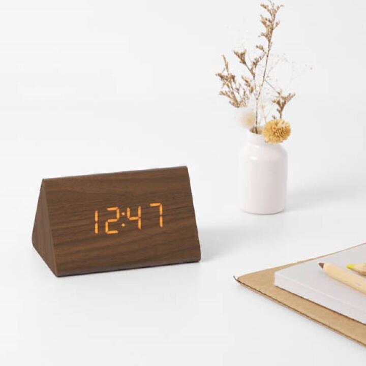 Đồng Hồ Để Bàn ARTBOX Hàn Quốc Hình Tam Giác Bằng Gỗ Màu Nâu