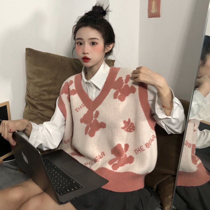 Set áo sơ mi tay dài form rộng + áo khoác len không tay hình gấu hoạt hình