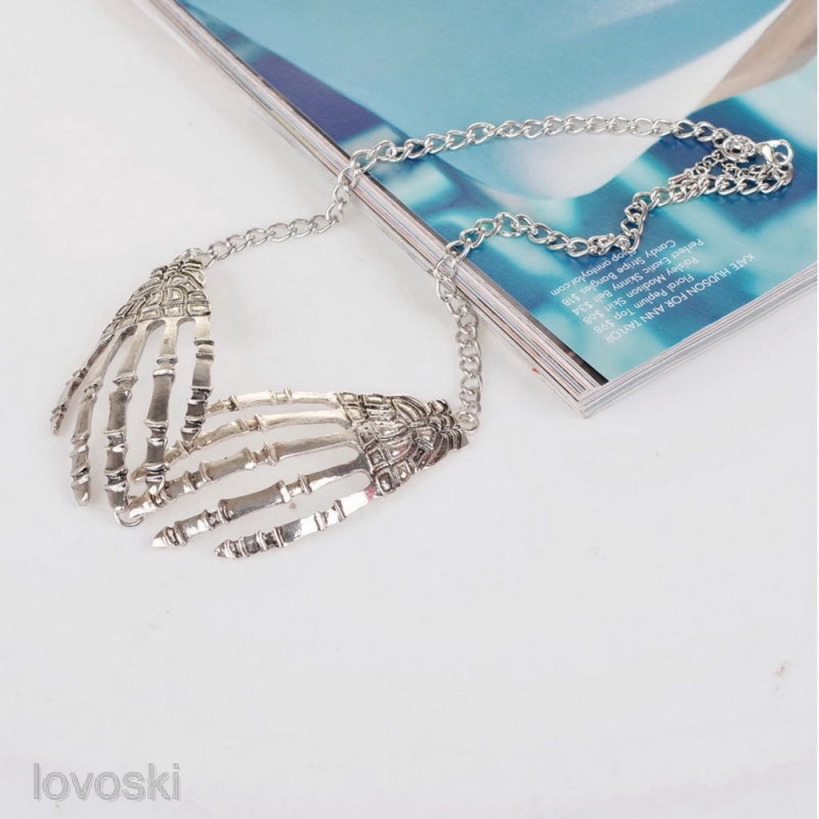 Dây chuyền choker hình xương bàn tay phong cách gothic