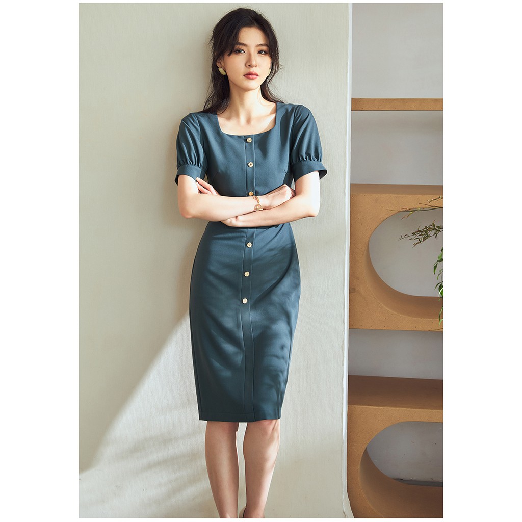 Đầm chữ A cổ vuông nhỏ gài nút giả trước