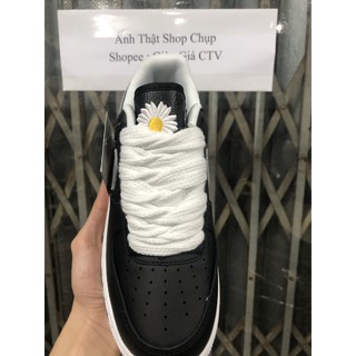 Giày sneaker đen hoa cúc