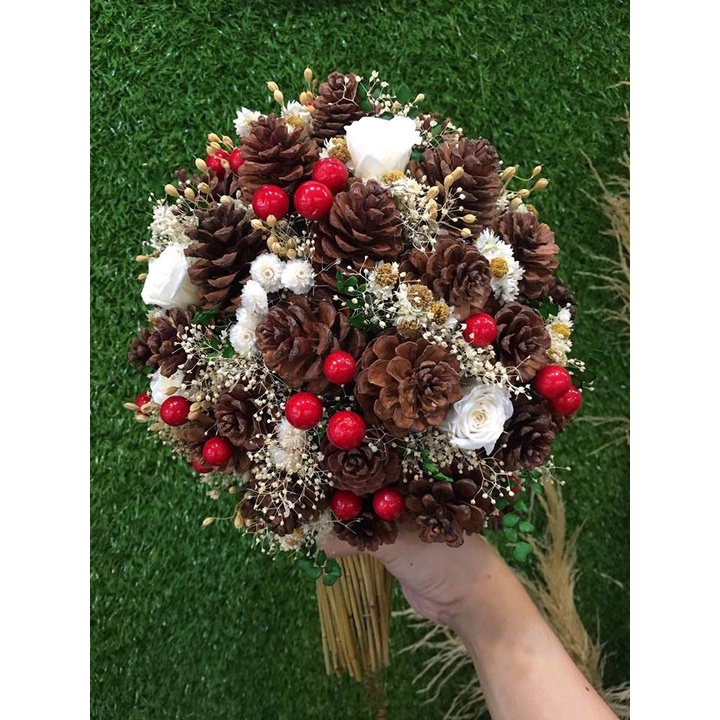 Quả thông khô dùng trang trí