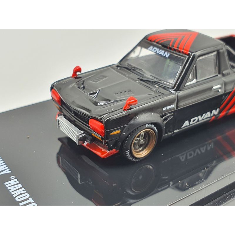 Xe Mô Hình Nissan Sunny Pickup Truck &quot;Hakotora&quot; &quot;Advan&quot; Concept Livery 1:64 Inno Models ( Đỏ Đen )