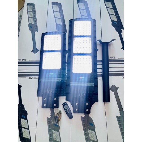 Đèn năng lượng mặt trời công suất 200W ,300W 2 chế độ , có remote điều chỉnh sáng liên tục , đầy đủ phụ kiện kèm theo