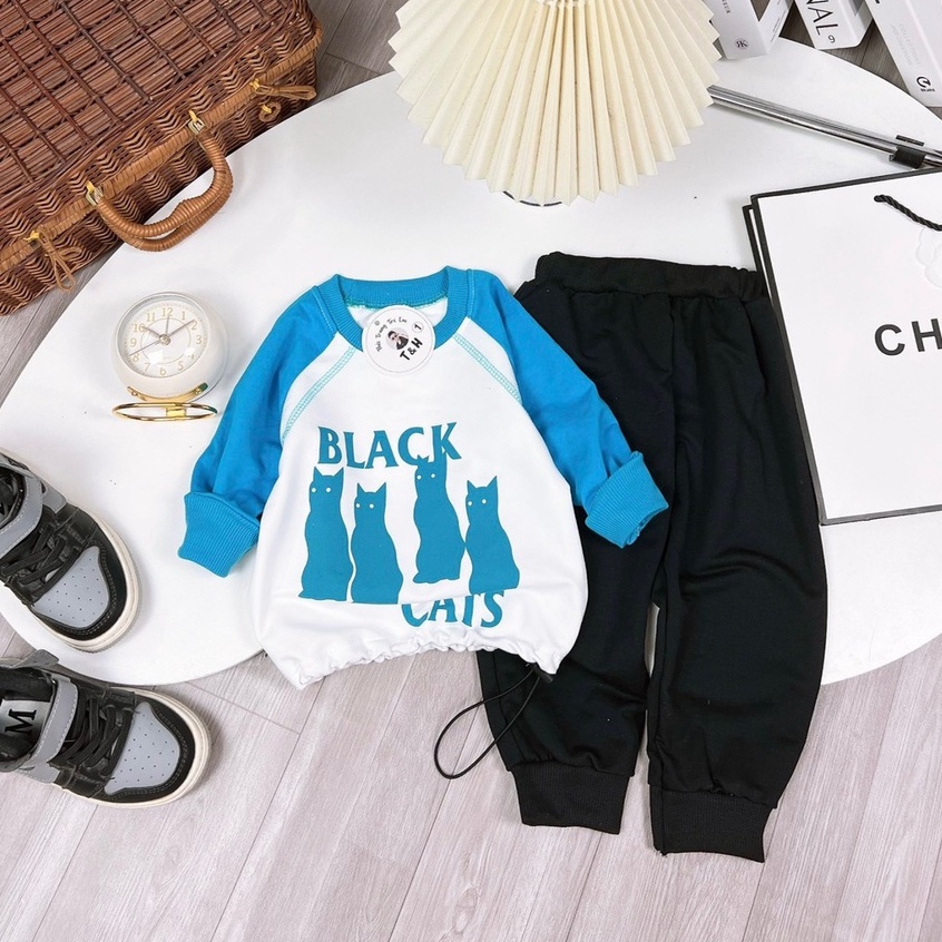 Bộ quần áo bé trai Black Cats, Set thu đông gồm áo dài tay và quần jogger nỉ da cá siêu đẹp cho bé 7-18 kg, DUCK389
