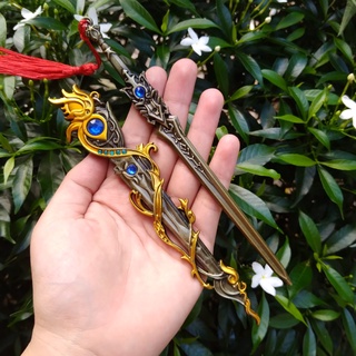 Móc khóa cầm tâm kiếm 22cm.