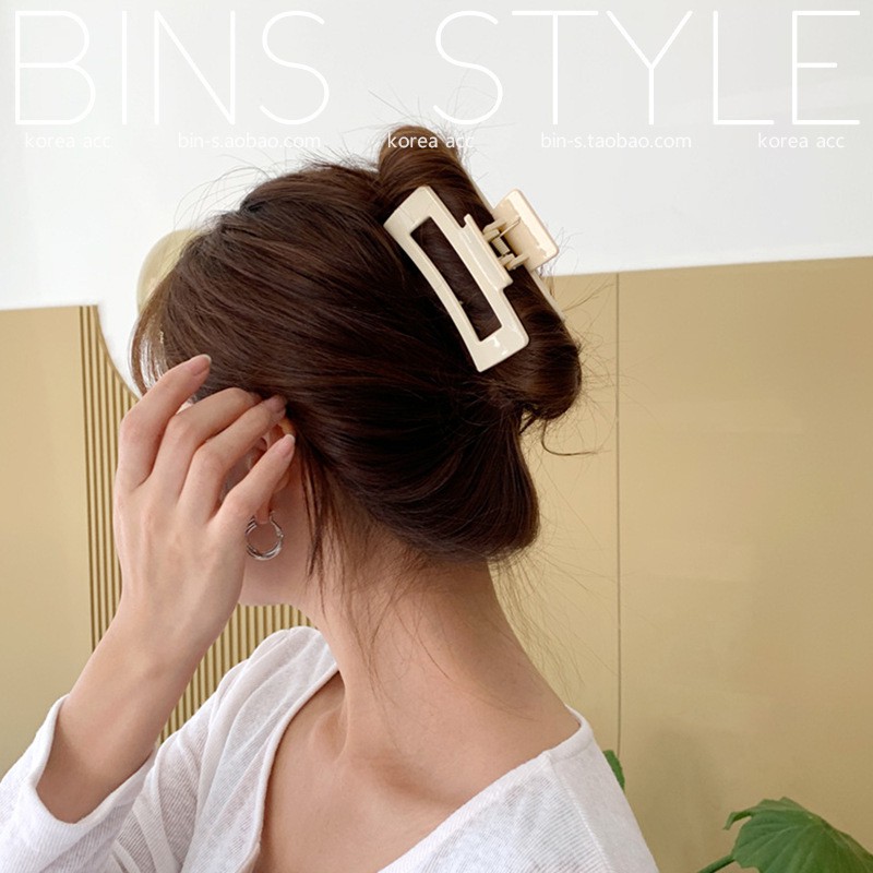 Gấp tóc, kẹp nữa tóc phía sau cho nữ màu nude hình vuông
