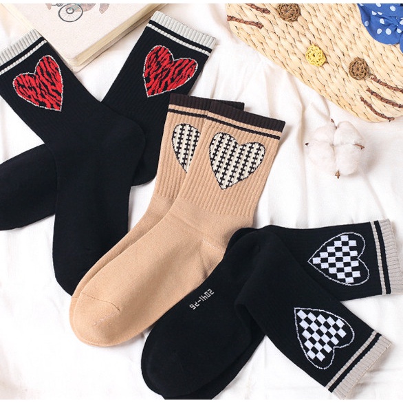 Vớ hình trái tim cổ cao Nam Nữ phong cách thể thao, trẻ trung, năng động.