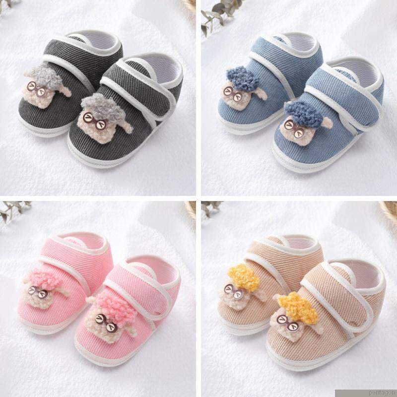 Giày tập đi đế cotton mềm mặt trang trí lông cừu chống trượt họa tiết hoạt hình cho bé từ 0-18 tháng tuổi
