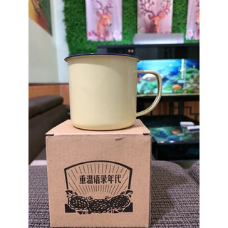 Cốc tráng men màu vàng và xanh