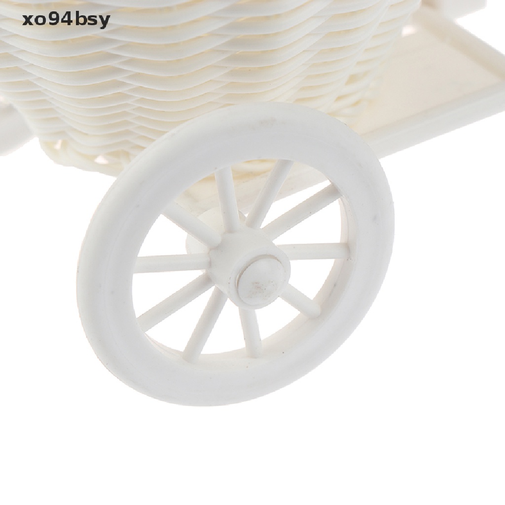 Giỏ hoa xe đạp ba bánh bằng mây trang trí tiệc cưới