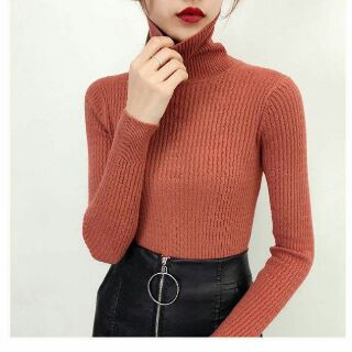 Áo len gân cao cổ.