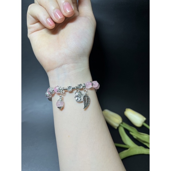 Vòng tay màu hồng mix charm