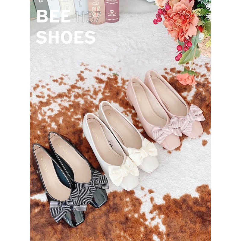 BEESHOES - GIÀY BÚP BÊ NỮ MŨI VUÔNG HỌA TIẾT NƠ - GIÀY BÚP BÊ NỮ ĐẾ VUÔNG CAO 3 PHÂN SẴN MÀU ĐEN - KEM - HỒNG ĐẤT 201137