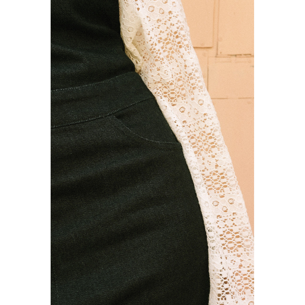 [Mã WABRHI5 giảm 15% đơn 599K] Yếm quần dài vải denim xanh đen đính hoa lá làm bằng len | BigBuy360 - bigbuy360.vn