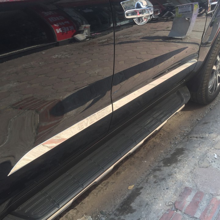 Ốp sườn, nẹp sườn hông xe Ford Everest 2017- 2020, 2021 chất liệu INOX cao cấp