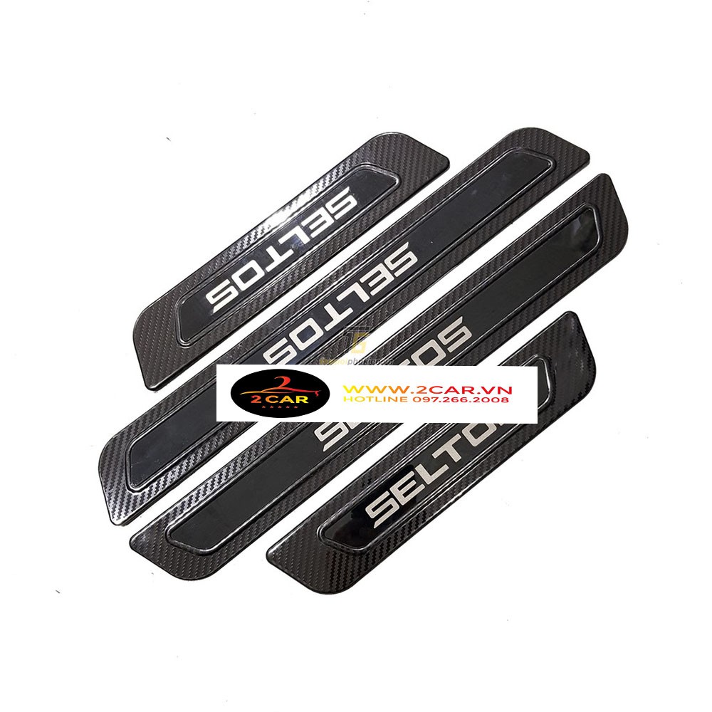 Ốp bậc cửa chân trong, ngoài xe Kia Seltos 2020- 2021, mẫu cacbon cao cấp