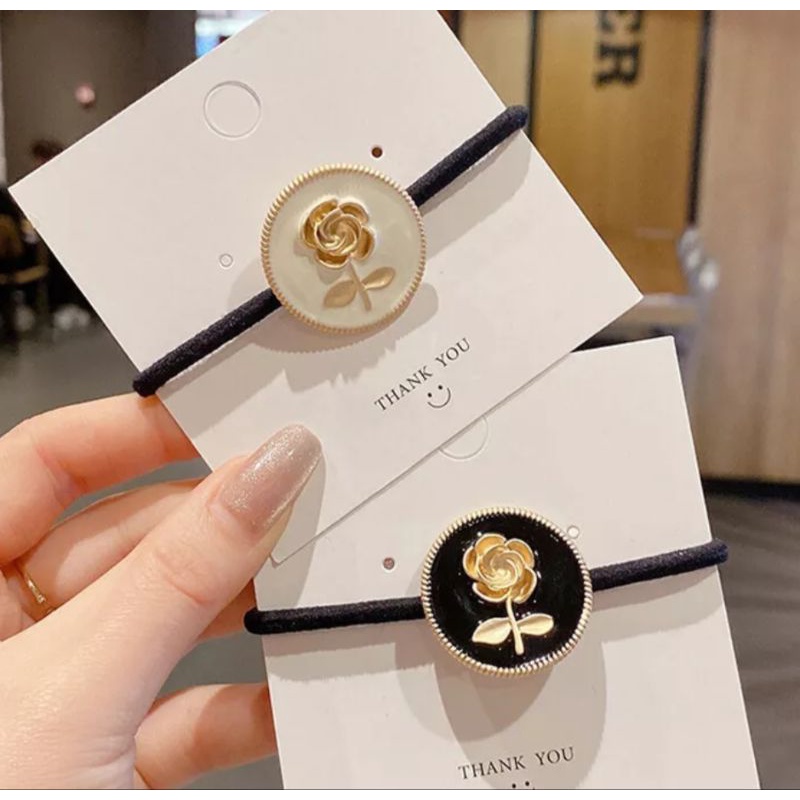 Cột tóc hoa hồng mặt kim loại sang trọng.