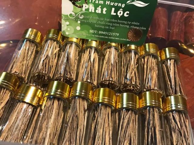 Sánh hút thuốc trầm hương