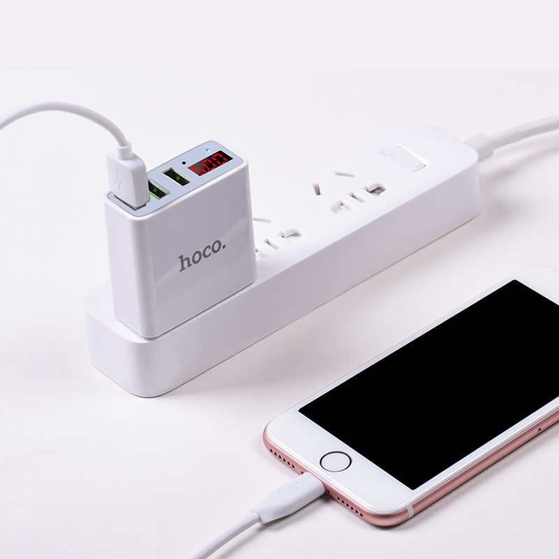Củ sạc nhanh 3A Hoco C15 chuôi dẹt chất liệu cao cấp trang bị 3 cổng Usb tích hợp đèn Led tương thích với các thiết bị