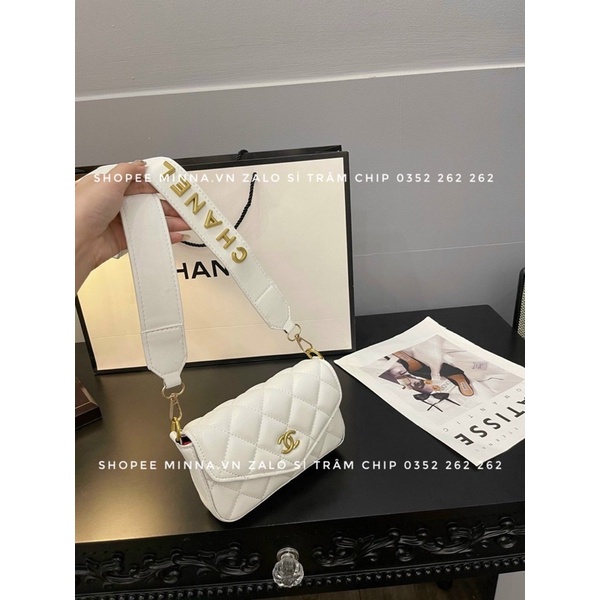 Túi Đeo Chéo Trần Ô Dáng Bì Thư Logo Gắn Dây Đeo Bản To