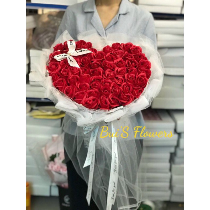 Hoa sáp hình trái tim đỏ điểm trắng