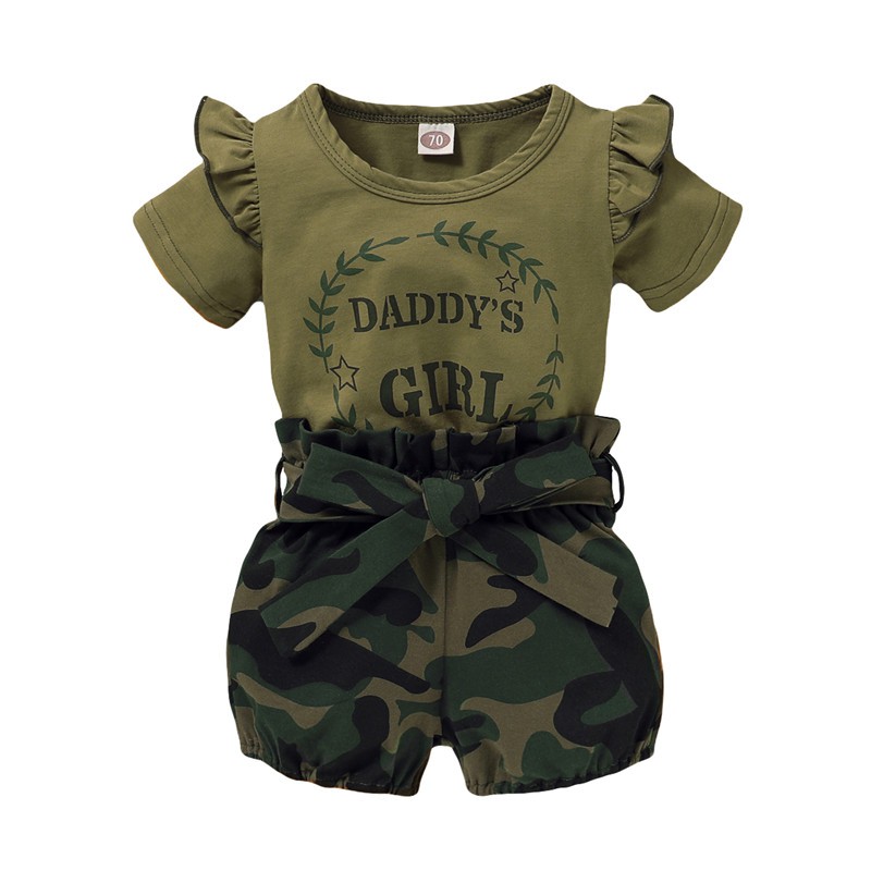 Set trang phục Mikrdoo gồm áo thun ngắn tay in chữ + quần ngắn họa tiết camo cho bé gái
