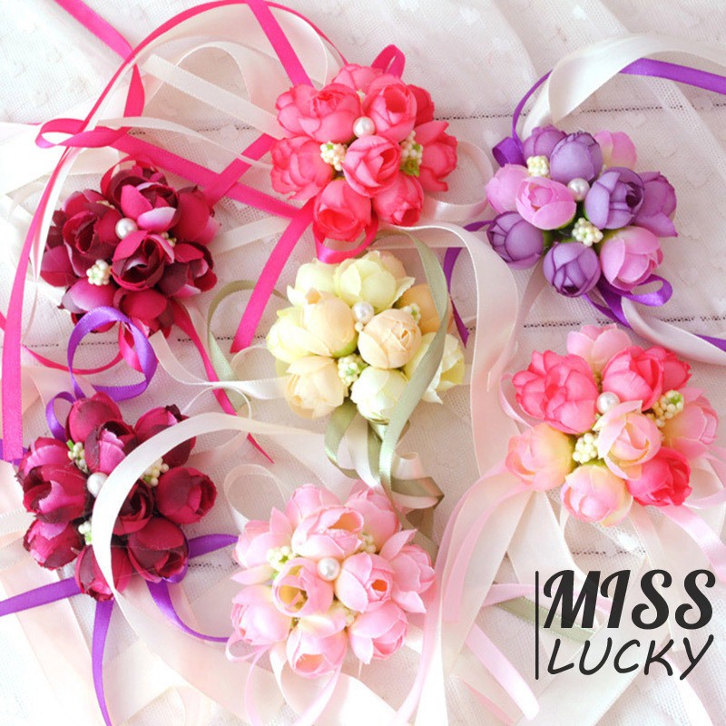 Vòng hoa đeo tay xinh xắn cho cô dâu