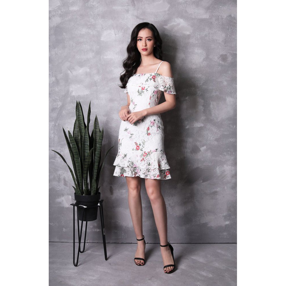 Đầm ren đuôi cá trễ vai