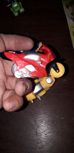 Một chiếc siêu xe mô tô chạy chớn bằng nhựa rất đẹp V12c