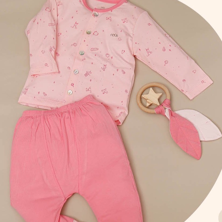Bộ quần áo cho bé cài dài thẳng màu hồng nhạt Nous chất liệu Petit kháng khuẩn mềm mại ( size 0-12 tháng)