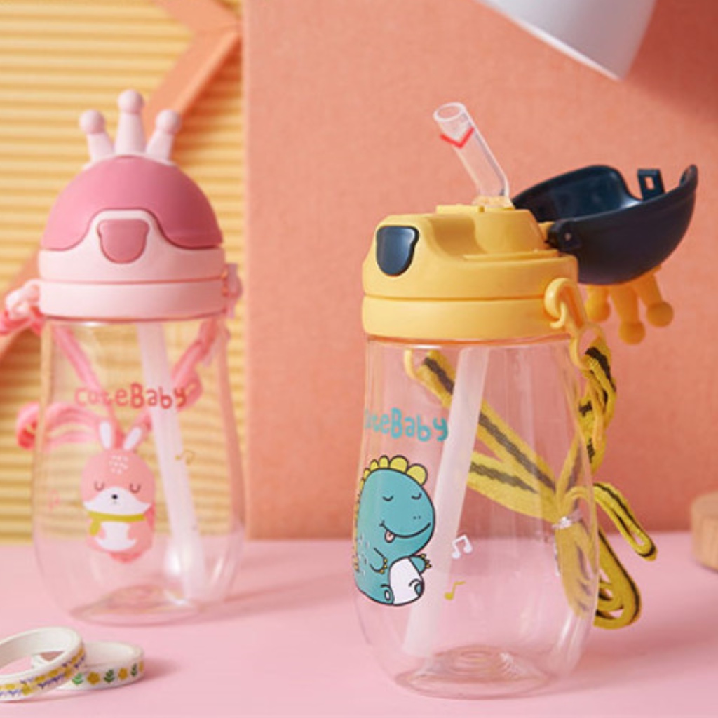 Bình uống nước trẻ em YIN hình vương miện dễ thương dung tich 560 ML có dây đeo chéo nắp bật tiện ích.