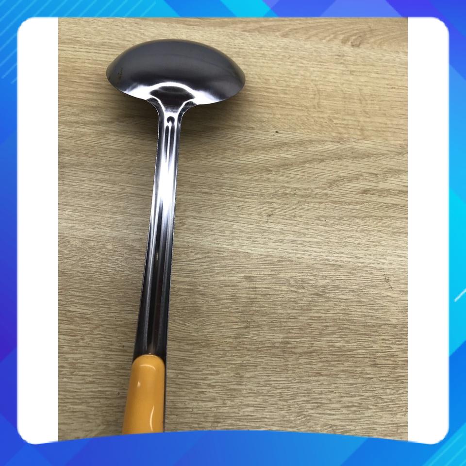 vá múc canh inox cán màu vàng dài sâu lòng 9 ( 1 cây )