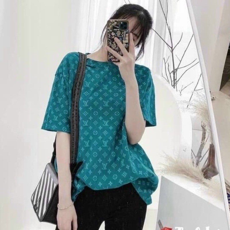 Áo phông in chũ nổi LV nhiều màu.